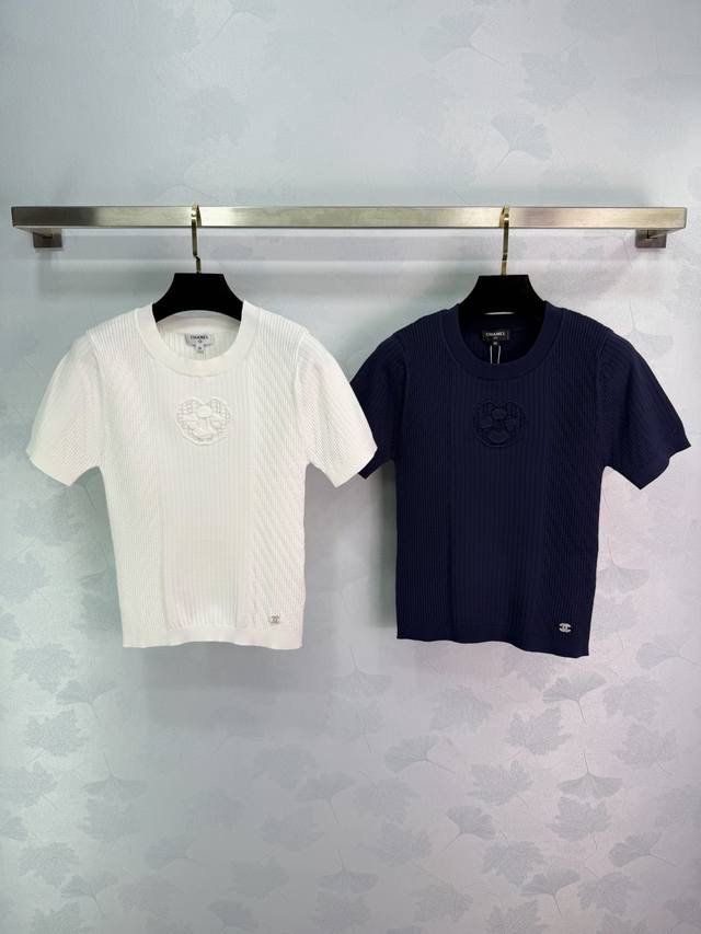 Ch*26C早春新款针织衫,竖条纹设计弹性好,穿着舒适贴身。胸前立体花朵刺绣超精致,细节满分,圆领短袖剪裁,优雅又休闲。下摆双C Logo点缀 品牌辨识度超高搭 Ch*26C早春新款针织衫,竖条纹设计弹性好,穿着舒适贴身。胸前立体花朵刺绣超精致,细节满分,圆领短袖剪裁,优雅又休闲。下摆双C Logo点缀 品牌辨识度超高搭