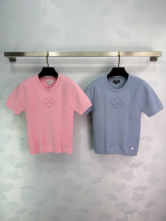 Ch*26C早春新款针织衫,竖条纹设计弹性好,穿着舒适贴身。胸前立体花朵刺绣超精致,细节满分,圆领短袖剪裁,优雅又休闲。下摆双C Logo点缀 品牌辨识度超高搭 Ch*26C早春新款针织衫,竖条纹设计弹性好,穿着舒适贴身。胸前立体花朵刺绣超精致,细节满分,圆领短袖剪裁,优雅又休闲。下摆双C Logo点缀 品牌辨识度超高搭