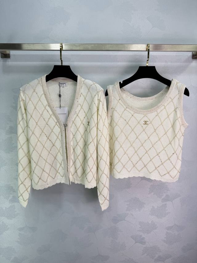 Ch*25早秋新款菱格针织套装 开衫+背心两件套 开衫采用精致菱格纹设计 搭配亮片装饰 胸前有双C标志点缀 背心款式修身显瘦 搭配裙子裤子都很好看!2色3码Sm Ch*25早秋新款菱格针织套装 开衫+背心两件套 开衫采用精致菱格纹设计 搭配亮片装饰 胸前有双C标志点缀 背心款式修身显瘦 搭配裙子裤子都很好看!2色3码Sm