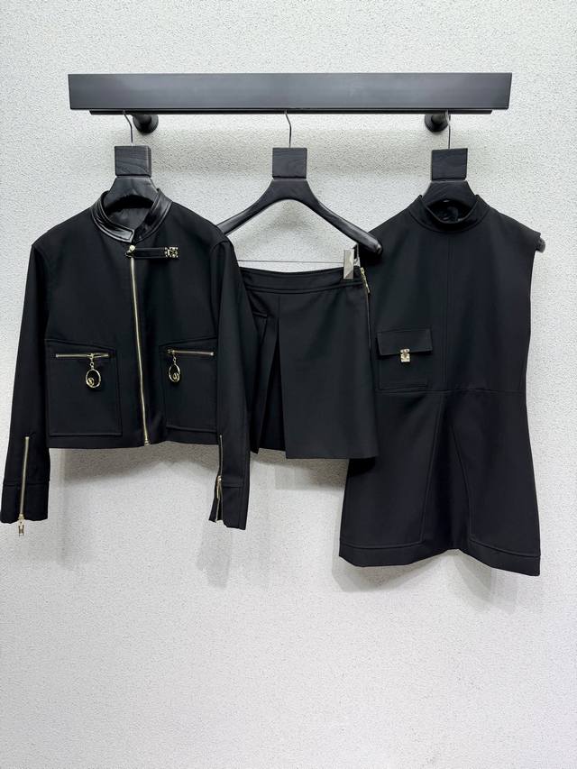 L家一系列款拼皮领口外套 高密度时髦运动风 每个日常的穿搭 俏皮减龄充满元气的设计元素 高品质 尺码Smlxl L家一系列款拼皮领口外套 高密度时髦运动风 每个日常的穿搭 俏皮减龄充满元气的设计元素 高品质 尺码Smlxl