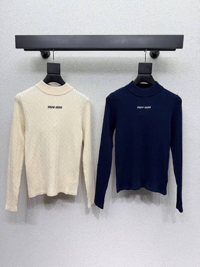 Miu家针织羊毛上衣 质感细腻软糯 经典减龄单品!立体Logo字母设计时髦又帅气!版型不挑人上身巨显瘦!白富美必收的完美单品。质感超赞完美做工品质 高品质 两色 Miu家针织羊毛上衣 质感细腻软糯 经典减龄单品!立体Logo字母设计时髦又帅气!版型不挑人上身巨显瘦!白富美必收的完美单品。质感超赞完美做工品质 高品质 两色
