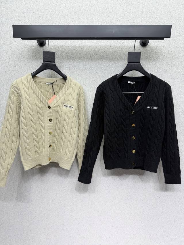 Miu家针织羊毛开衫上衣 质感细腻软糯 经典减龄单品!立体Logo字母设计时髦又帅气!版型不挑人上身巨显瘦!白富美必收的完美单品。质感超赞完美做工品质 高品质 Miu家针织羊毛开衫上衣 质感细腻软糯 经典减龄单品!立体Logo字母设计时髦又帅气!版型不挑人上身巨显瘦!白富美必收的完美单品。质感超赞完美做工品质 高品质