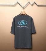 高端品质 巴黎世家Balenciaga 原版高克重双纱纯棉面料 重工艺印花、手感滑爽 L极度舒适体验 十足的高级感，都保持奢华高贵的特有的视觉质感. 颜色：浅黑