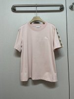 原单品质Bur*25春夏新品 长期主义时髦精单品 格纹装饰棉质T恤前胸饰有马术骑士徽标刺绣 低调日常又不失时髦感 强烈推荐自留款 三色Smlxl四码 现货开抢