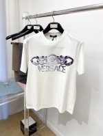 范思哲、2025最新款短袖T恤，帅气时尚，胸前顶级印花图案字母Logo，简约百搭款。面料棉 不仅挺括，保持潮流的廓形，又穿着舒适，纱织更细腻，码数M-3Xl