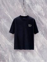 Dior 2025最新男士高端好货 胸前字母徽标印花图案增添活力感 最经典一目了然的干净与纯粹的结合.必入款推荐 选用190克双股丝光面料制成 纹理清晰 尽显高