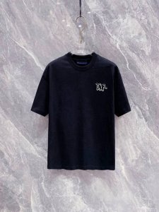 Dior 2025最新男士高端好货 胸前字母徽标印花图案增添活力感 最经典一目了然的干净与纯粹的结合.必入款推荐 选用190克双股丝光面料制成 纹理清晰 尽显高