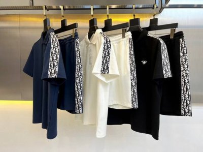 新品Dior专柜同款套装衣服P210,裤子P210可拆开出售Dior迪奥、2024新款短袖+短裤套装，这款绝对是男装单品中的功勋主角之一，属于极为经典的代表作品