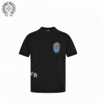 Chrome Herat 克罗心25Ss 涂鸦喷墨梵文短袖 面料采用进口机器织造而成，布面纹路的独特性创造出完美的成衣效果 面料采用净布260克重 搭配320克