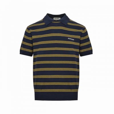 miu Miu 24Fw Miu小标毛织品polo短袖 使用日本岛精Mfg-3D全成型机 以每英寸32针的密度织造 每个字母由5种不同捻度的纱线构成 形成微浮雕