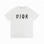 上新款号： D1015 Dior 迪奥 2025Ss印花字母短袖T恤 采用品牌Logo撞色印花图案！ -面料：260G双纱纯棉短袖，配套320G纯棉罗纹 原版面