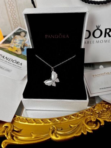pandora 潘多拉蝴蝶项链 搭配全套包装 谁能拒绝得了闪闪发光的蝴蝶 我宣布这是最适合夏天的 仙女项链 上下错落 灵动感十足 重点是完全不挑人 假期出游拍照