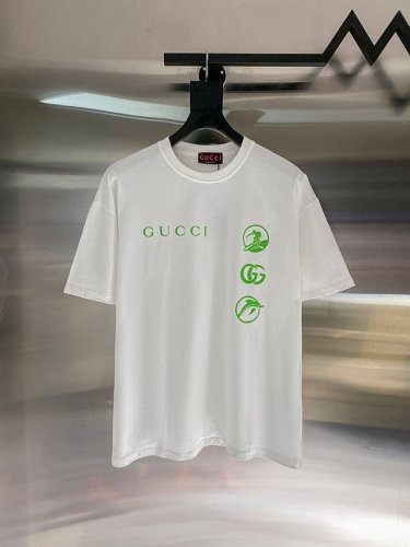 Gucci 古驰 25Ss冲浪图案植绒短袖T侐 这款超大造型T恤以成衣染针织棉匠心打造 正面缀饰Gucci标识印花 背面巧妙融入Gucc1冲浪者印花 令整个设计
