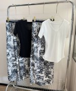 品名：Di0R 雪花棉V领短袖丛林动物醋酸裤慵懒套装 尺码：S.M.L 颜色：白色 黑色 夏季天花板慵懒休闲穿搭，按头安利这套！太舒服啦！V领T+Cd动物园丛林
