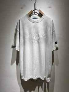 prad*A普*达2025春夏新款男女同款做旧短袖T恤 最新款全网独家首上 ~既经典有时尚百搭 谁不爱啊 将经典再次展现 非常的耐看 自带低奢光环与辨识度 pr