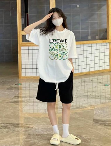 Loewe 罗意威大熊猫短袖半袖T恤 采用260G双纱100%新疆精梳纯棉面料 采用过肩拉条工艺，百洗不变形！ -采用高端印花，百洗不开裂！ 宽松版型，上身舒适