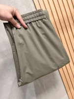 Burberry巴宝莉 灰绿工装束脚裤 随性与实用的完美融合 温柔又沉稳的灰色调，轻松就能营造出随性氛围。腰部的抽绳设计，方便调节，穿着无拘无束 两侧大大的口袋