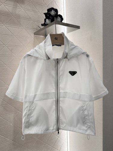 prad*2025新品上架 连帽防晒外套短裤套装 定制Yb环保再生尼龙材质 舒适好穿 挺括有型 连帽防晒外套短裤套装 双向拉链可随意调节开衩更灵活 胸前采用字母