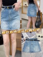 爆款大货主推 时尚宠儿不能错过的菱格提花牛仔短裙！经典牛仔蓝邂逅别致菱格纹路，瞬间打破单调，复古又摩登。包臀版型勾勒出迷人曲线，展现女性柔美魅力。腰间搭配质感皮
