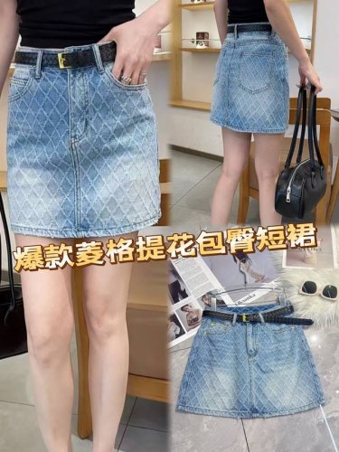 爆款大货主推 时尚宠儿不能错过的菱格提花牛仔短裙！经典牛仔蓝邂逅别致菱格纹路，瞬间打破单调，复古又摩登。包臀版型勾勒出迷人曲线，展现女性柔美魅力。腰间搭配质感皮