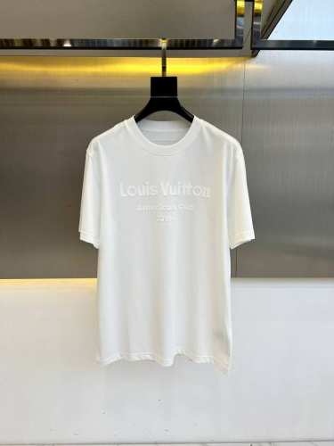 LV、2025春夏男士新款经典Logo压印圆领短袖T恤。进口100%纯棉面料，面料手感丝滑柔软，透气亲肤性极佳，着身无比的舒适，整体质感相当之高！衣身胸前大型椭