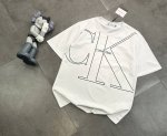 潮牌Ck大印花满印小标短袖T恤 240G双纱潮牌专用棉 纹理清晰 质感满满 同缸定染1 1无色差精密纯棉螺纹 层搭叠穿 自留好货 强烈推荐~所有的辅料全部原版定
