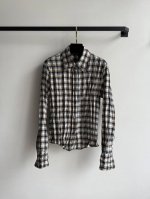 acne*25Ss春夏新款 知识分子微标格纹长袖衬衫 原版开发 高版出品 定制色织面料 饰有品牌标识贴饰 翻领领口 纽扣开合 全件褶皱设计 直筒版型 个性风 做
