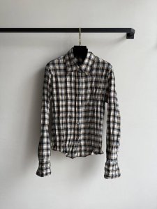 acne*25Ss春夏新款 知识分子微标格纹长袖衬衫 原版开发 高版出品 定制色织面料 饰有品牌标识贴饰 翻领领口 纽扣开合 全件褶皱设计 直筒版型 个性风 做