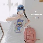 上新！元素碰撞，别致心情！经典的Nike 耐克夏季新款联名涂鸦史迪仔图案情侣两色短袖T恤，上身玩味十足！ 高密针织圆领设计，平整简约！亲肤透爽！面料的柔软性舒适
