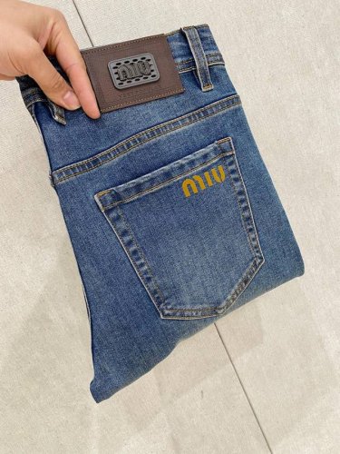 Miumiu 新品 高端独家发售 25Ss四季款超燃炸街系列之最牛仔裤 独家隆重推出 原版定制高端品质面料 定制五金版型修身剪裁 面料带弹力 微弹上身舒适度超高