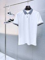 boss 2025 夏季新款男士翻领Polo衫，解锁意式优雅。领口设计是整件短袖的点睛之笔，简约线条勾勒出利落造型，标志性品牌Logo以精致的刺绣工艺呈现于胸前