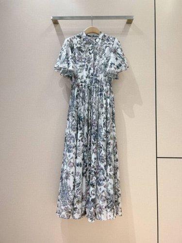 d家新款连衣裙 100%Cotton、一如既往的亲肤面料、以单一色描出风景花卉，牵牛花等图案花、中高腰腰部绣鸡眼抽绳调节、超大裙摆5米多的下摆用料非常的仙气、真