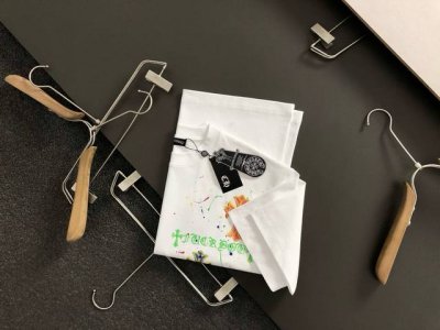 Ch*微款版型S-Xl 25早春最新经典十字梵文手绘重磅短袖，高端品质专柜原单圆领援助，顶级制作工艺进口面料，专柜款独特设计，采用进口高端订制进口丝线手感一流！