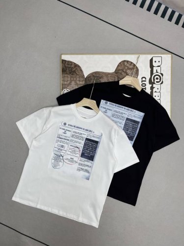 Mm6 Maison Margiela 马吉拉 Ss25 报纸印花圆领短袖T恤 男女同款 购入原版开发 采用260G优质新疆棉 上身立体有型 透气性强 印花并非