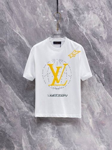 lv 2025春夏新款首发专柜最新款短袖圆领T恤 高端订制 设计前卫时尚！品牌Logo重工艺设计 高端定制丝光云朵棉面料.手感柔软.穿着舒适.专柜级别精致车线.