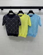 上新原单高端品质Louis Vui*Ton 2025春夏最新系列！字母徽标针织短袖！定制羊毛针织材质 细腻柔软 弹力十足 领口袖口和衣摆螺纹收边 弹力舒适 通体