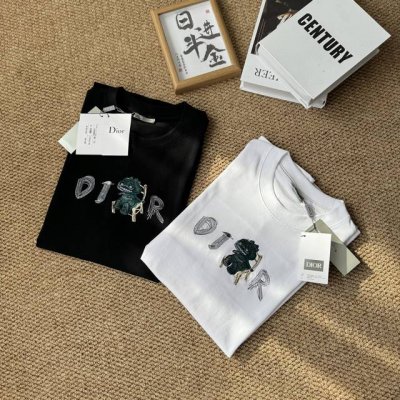 dior 迪奥 2025春夏新款刺绣Logo圆领短袖Ｔ桖 原版面料高版本高品质 网红明星同款 定制定染简约基础款，简单大气，精致时尚，纯棉面料，面料柔软舒适 手