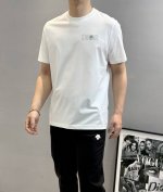 200 Dio*R迪奥25S春夏圆领T恤.优质190G丝光棉布制成，机织技术，相比于普通面料更加富有质感......胸口Dior联名石头岛字母造型绘制而成的经典