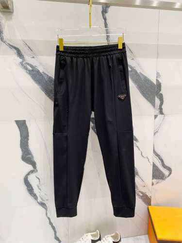 Prada，男士休闲裤 速干面料休闲裤，最新款上身版型无敌正！ 绝对可以闭眼收的一款 此款裤子非常百搭，弹力腰围,日常上班 户外运动都可以穿着，是时尚休闲与户外