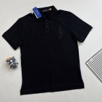 ralph Lauren拉夫劳伦大马标刺绣Polo衫！ 采用高品质纯棉面料，手感细腻。透气不闷热，柔软亲肤。 胸前经典Logo刺绣，立体精致 ，细节饱满。 每个