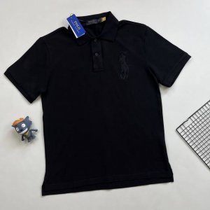 ralph Lauren拉夫劳伦大马标刺绣Polo衫！ 采用高品质纯棉面料，手感细腻。透气不闷热，柔软亲肤。 胸前经典Logo刺绣，立体精致 ，细节饱满。 每个