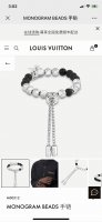 Lv路易威登 Monogram Beads手链 M00512 此款Monogram Beads手链以不同材质碰撞青春活 力，明暗色调赋予可调节链条醒目观感。Lv
