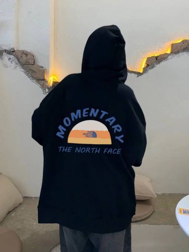 The North Face 北面落日云层春季连帽卫衣 高品质，做细节 甄选新疆华棉面料 手感软糯细腻 上身充满质感 非常轻便舒适运动宽松版型不紧身 轻松驾驭无