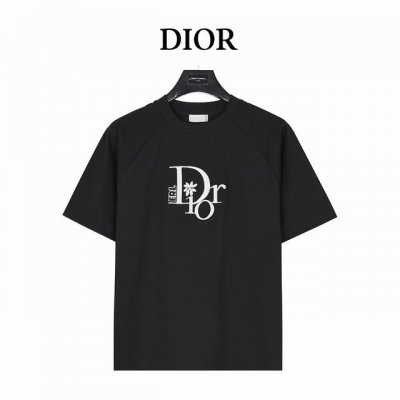 Dior 迪奥 Dior By Erl联名刺绣短袖T恤 这款 T 恤来自 Dior By Erl 尊享联名系列。 采用棉质270克纳维亚精棉平纹面料精心制作，