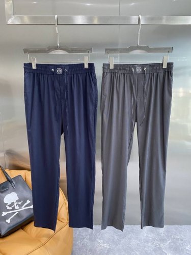 罗家 Loewe休闲长裤 双色演绎的优雅随性 腰部独特的品牌标识扣饰搭配抽绳设计，既精致又方便调节松紧。裤子版型利落，垂坠感十足，穿着舒适又显气质。面料柔软亲肤