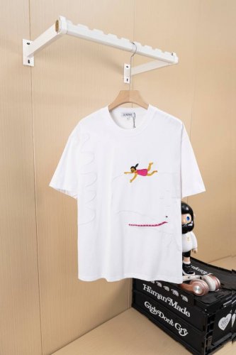 挂拍图 顶级版本 Loewe联名鲸鱼女孩短袖T恤 联名日本艺术家Suna Fujita短袖 面料定制230克纯棉针织面料材质，手感舒适上身亲肤透气，很扎实的感觉