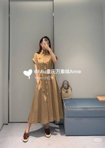 原版Mm 2025夏季新款时尚短袖连衣裙 定制Yb进口斜纹全棉材质 质感舒适 垂顺有型 整体沿用纽扣开襟调节设计 配合腰间褶皱打榄收腰处理 增添造型层次感 轻松