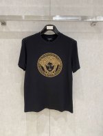 范思*Versace 25Ss春夏新款首发专柜最新款短袖圆领T恤 高端订制 设计前卫时尚！品牌Logo重工艺设计 高端定制240克面料.手感柔软.穿着舒适.专柜