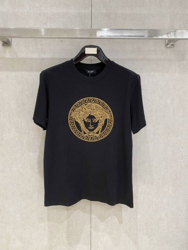范思*Versace 25Ss春夏新款首发专柜最新款短袖圆领T恤 高端订制 设计前卫时尚！品牌Logo重工艺设计 高端定制240克面料.手感柔软.穿着舒适.专柜