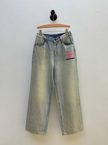 cour 水洗做旧阔腿牛仔裤 代工厂p出品 春夏系列 该品牌由法国三大国宝设计师之一的Andr Courreges创立 以几何裁剪 极简线条和科技面料闻名于世